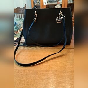 Black Michael Kors handbag with shoulder strap